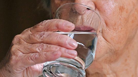 Ältere Menschen sollten auch dann trinken, wenn sie keinen Durst verspüren.