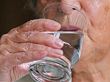 Ältere Menschen sollten auch dann trinken, wenn sie keinen Durst verspüren.