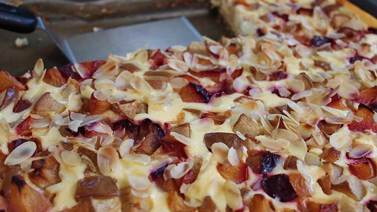 Blechkuchen mit Birnen und Pflaumen