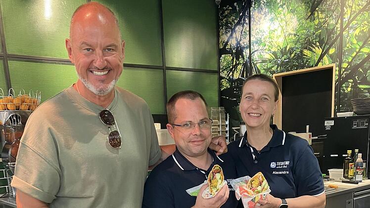 Frank Rosins (l.) Empfehlung an Christoph Zentgraf (M.) und Alexandra Pohl: mit modernen Wraps das Snackangebot erweitern!