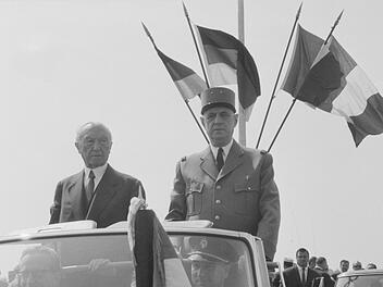 Ein Staatsbesuch als Höhepunkt seines Lebenswerkes: Bundeskanzler Konrad Adenauer und Frankreichs Präsident Charles de Gaulle nehmen 1962 gemeinsam eine Parade ab. Das offizielle Treffen der beiden Staatsmänner ist eine Folge der privaten und politischen Annäherung 1958.