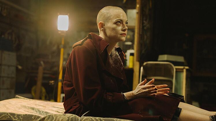 Emma Stone spielt in "Bugonia" eine Unternehmerin, die ihre  Entführer für ein Alien halten.