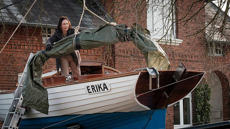 Was hat Maike B&uuml;low (Anna Grisebach) auf ihrem Boot zu verbergen? Sie ist eine Bekannte von Lars Nolden und hatte ihn auf die Idee mit der Geisterbeschw&ouml;rung gebracht.
