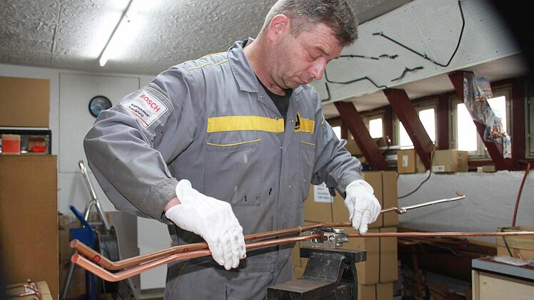 Wolfgang Erndt biegt Kupferleitungen für die Brandschutzanlage.