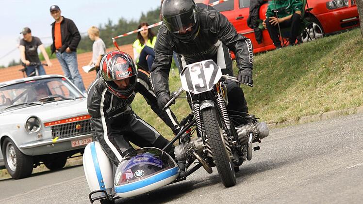Spektakuläre Fahrmanöver sind am Stübiger Berg wieder vom Nürnberger Gespann-Team Jochen Reim/Günther Weps auf BMW zu erwarten. Foto: Claudio Pocar