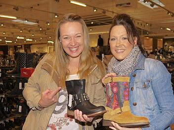Magda Kühn (links) und ihre Freundin, Stefanie Schmied, kamen gleich zur Eröffnung um 9.30 Uhr in den neuen "Schuh Mücke".