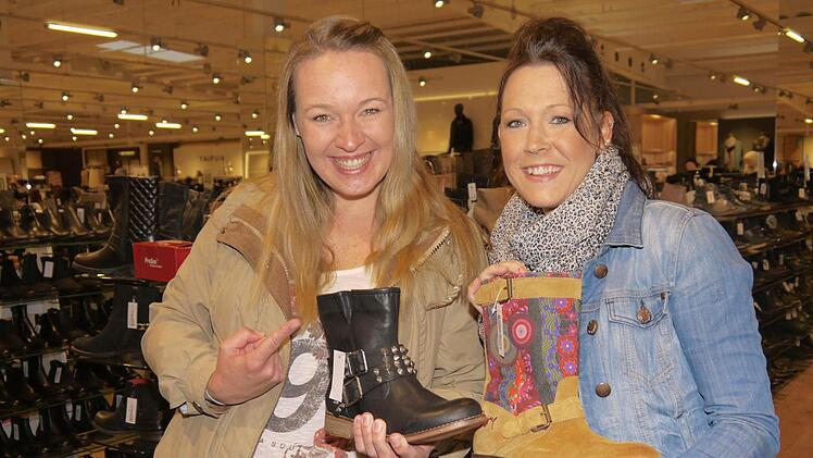 Magda Kühn (links) und ihre Freundin, Stefanie Schmied, kamen gleich zur Eröffnung um 9.30 Uhr in den neuen "Schuh Mücke".