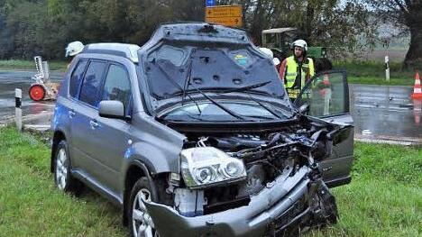 Der Nissan des Mannes, der aus dem Lautergrund Richtung Bad Staffelstein unterwegs war, wurde stark beschädigt.