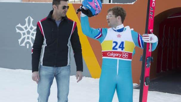Eddie the Eagle (Bundesstart: 30. März): Taron Egerton und Hugh Jackman (links) im Film über den legendär erfolglosen britischen Skispringer. Foto: Foxfilm