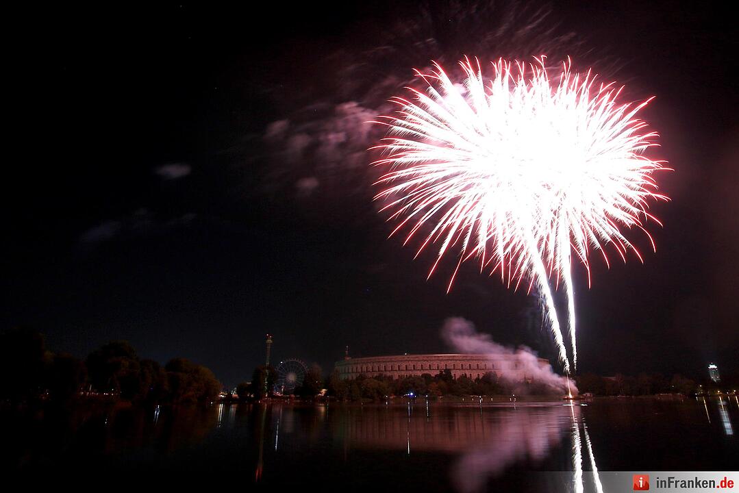 Abschlussfeuerwerk beim Nürnberger Volksfest
