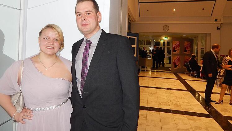 Karin Ott und Daniel Str&ouml;&szlig;ner genie&szlig;en die Stimmung beim Kulmbacher Bauernball. Foto: Horst Wunner