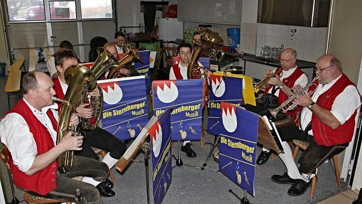 Die "Sternberger Musikanten" unter Leitung von Adolf Müller (rechts) spielten am Starkbierfest auf.