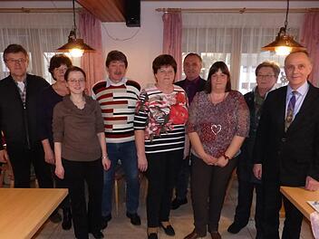 Der neue Vorstand (von links): die Beisitzer Rainer und Rosemarie Gilke sowie Diana Schramm, Erster Vorsitzender Heinrich Weiß, Kassiererin Helene Weiß, Kreisvorsitzender Günter Reif, Schriftführerin Karoline Wirth, Zweiter Vorsitzende Brigitte Kellner und Bürgermeister Franz Uome.  Foto: kpw