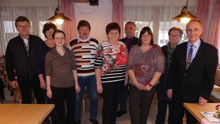 Der neue Vorstand (von links): die Beisitzer Rainer und Rosemarie Gilke sowie Diana Schramm, Erster Vorsitzender Heinrich Weiß, Kassiererin Helene Weiß, Kreisvorsitzender Günter Reif, Schriftführerin Karoline Wirth, Zweiter Vorsitzende Brigitte Kellner und Bürgermeister Franz Uome.  Foto: kpw