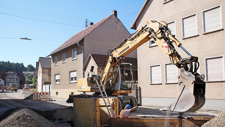 Die Bauarbeiten sind bereits in der Dorfmitte von Seubrigshausen angekommen. Foto: Heike Beudert