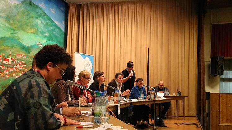 Eindrücke von der Podiumsdiskussion in Stengenroth. Foto: Ralf Ruppert