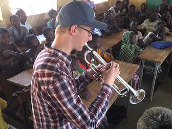 Lars Töpperwien spielte in einer Schule in Kaya Trompete.  Foto: privat