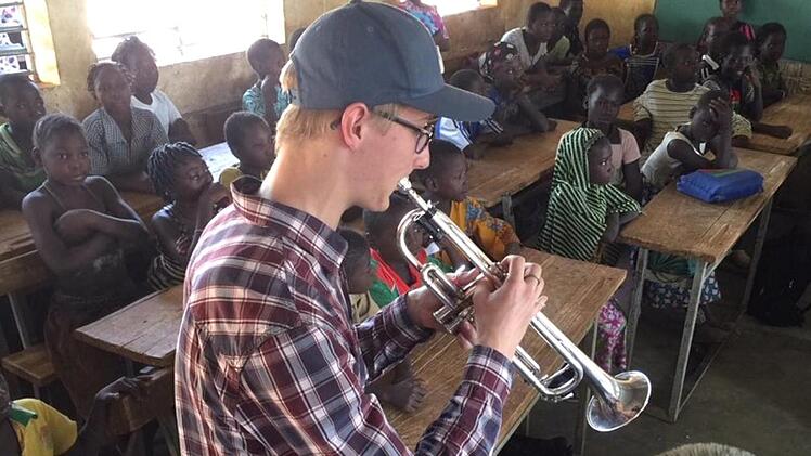 Lars Töpperwien spielte in einer Schule in Kaya Trompete.  Foto: privat
