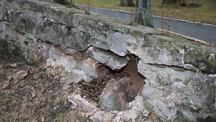 In der Mauer klafft ein großes Loch. Foto: Katrin Geyer