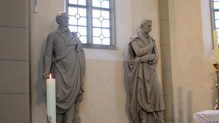 Die Statuen von Stifter Carl von Heß (links) und seiner Brüder zieren den Kapellen-Innenraum. Winfried Ehling