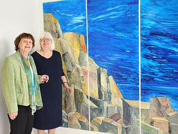 Künstlerin Heide Kunze-Lysek und Helga Schadeberg vom Verein Lebensraum - ein Hospiz für Coburg vor einem der großformatigen Bilder. Foto: Simone Bastian