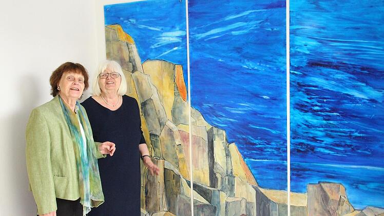 Künstlerin Heide Kunze-Lysek und Helga Schadeberg vom Verein Lebensraum - ein Hospiz für Coburg vor einem der großformatigen Bilder. Foto: Simone Bastian