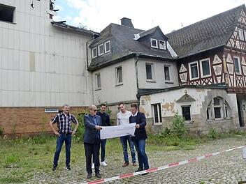 Bei der Lagebesprechung vor dem Gebäude der ehemaligen Leiner Brauerei in Förtschendorf (von links): Hans Schirmer (Investor), Architekt Wolfgang Rauschert, Markus Wunder (Schwiegersohn von Hans Schirmer), Antonio Sauchella (Geschäftsleiter Markt Pressig), Bürgermeister Stefan Heinlein. Der Gebäudeteil links wird größtenteils abgerissen, die Gastwirtschaft rechts wird saniert und umgebaut. Die Fassade des denkmalgeschützten Gebäudes soll ein Blickfang und Schmuckstück werden  Foto: Karl-Heinz...