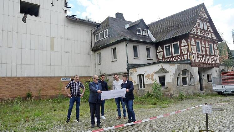 Bei der Lagebesprechung vor dem Gebäude der ehemaligen Leiner Brauerei in Förtschendorf (von links): Hans Schirmer (Investor), Architekt Wolfgang Rauschert, Markus Wunder (Schwiegersohn von Hans Schirmer), Antonio Sauchella (Geschäftsleiter Markt Pressig), Bürgermeister Stefan Heinlein. Der Gebäudeteil links wird größtenteils abgerissen, die Gastwirtschaft rechts wird saniert und umgebaut. Die Fassade des denkmalgeschützten Gebäudes soll ein Blickfang und Schmuckstück werden  Foto: Karl-Heinz...