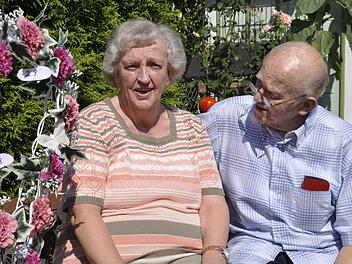 Vor 60 Jahren haben sich Karl und Rosemarie Vogler vor dem Altar das Jawort gegeben. Beide sind glücklich, dass sie heute ihre Diamantene Hochzeit feiern können.  Foto: Peter Klopf