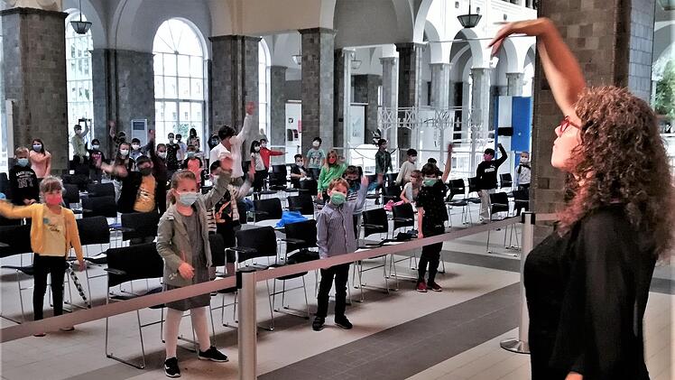 Musiklehrerin Michaela Weißenberger ließ die Sinnberg-Schüler choreographisch durch die Moldau schwimmen. Foto: Sigismund von Dobschütz