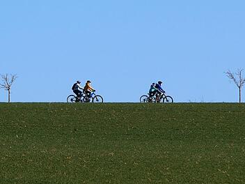 Bald werden die Räder wieder herausgeholt. Auch im Landkreis haben sich Gemeinden auf die E-Biker und ihre Bedürfnisse eingestellt.