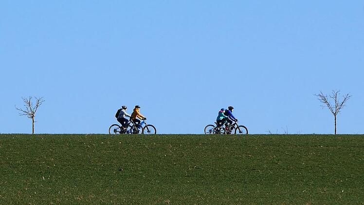 Bald werden die Räder wieder herausgeholt. Auch im Landkreis haben sich Gemeinden auf die E-Biker und ihre Bedürfnisse eingestellt.