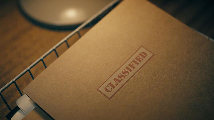 "Classified", das riecht nach Mystery und Verschw&ouml;rung. Hinter dem Stempel verbergen sich oft haarstr&auml;ubende, aber eben tats&auml;chliche Ereignisse aus der US-Geschichte. In "Secrets Declassified mit David Duchovny" im History Channel verr&auml;t der Blick in die mittlerweile &ouml;ffentlichen Akten, was an wilden Theorien wirklich dran ist.