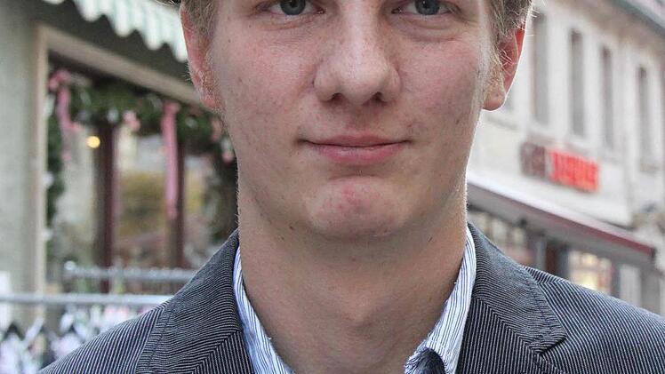 Ralf  Tosch, Kunde:  "Ich finde verlängerte Öffnungszeiten gut. Die bisherige Regelung in Bayern ist zu streng. In Großstädten wie Köln oder Hamburg funktioniert es ja auch.   Als Tourist ist es schön, wenn man abends noch einkaufen gehen kann.  Auch   hier ist es gut, wenn man abends noch eine Flasche Wein im Supermarkt bekommt. Die verkaufsoffenen Sonntage  kommen auch in Kulmbach  gut an. Im Internet  kauft man rund um die Uhr, da sollten die Geschäfte   nachziehen."