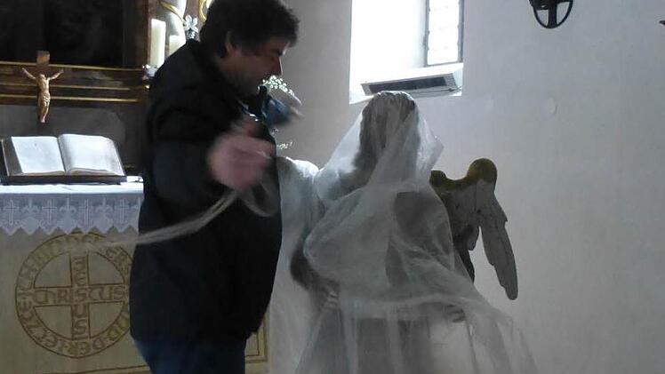 ... und von Restaurator Uwe Franke ausgepackt.