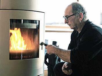 Kaminkehrermeister Dietmar Mayer prüft Öfen und berät die Besitzer. Foto: privat