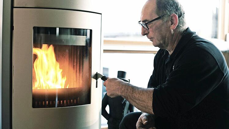 Kaminkehrermeister Dietmar Mayer prüft Öfen und berät die Besitzer. Foto: privat