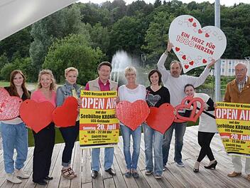 Sie freuen sich auf die Open Air- Gala am 20. Juli auf der Seebühne des Landesgartenschaugeländes in Kronach (von links): Laura Miquel vom Tanzstudio Prestige, Gabi Bauer (von Powerfrauen TVU), Sängerin Alla Gensel, Initiator Gerhard Burkert-Mazur, Carolin Schmidt (Caerobics Fitnessstudio), Sängerin Kristin Rempt, Alleinunterhalter Günter Bauer, Simone Schick (Ballettschule Engelmann), Horst Licht (Sportgruppe Gemeinsam gegen Krebs)  Foto: Karl-Heinz Hofmann