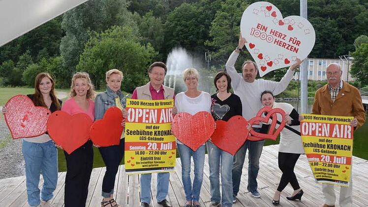 Sie freuen sich auf die Open Air- Gala am 20. Juli auf der Seebühne des Landesgartenschaugeländes in Kronach (von links): Laura Miquel vom Tanzstudio Prestige, Gabi Bauer (von Powerfrauen TVU), Sängerin Alla Gensel, Initiator Gerhard Burkert-Mazur, Carolin Schmidt (Caerobics Fitnessstudio), Sängerin Kristin Rempt, Alleinunterhalter Günter Bauer, Simone Schick (Ballettschule Engelmann), Horst Licht (Sportgruppe Gemeinsam gegen Krebs)  Foto: Karl-Heinz Hofmann