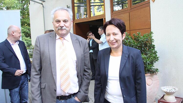 Verkaufsleiter Norbert Backer mit Klinikum-Geschäftsführerin Brigitte Angermann Foto: Jürgen Gärtner