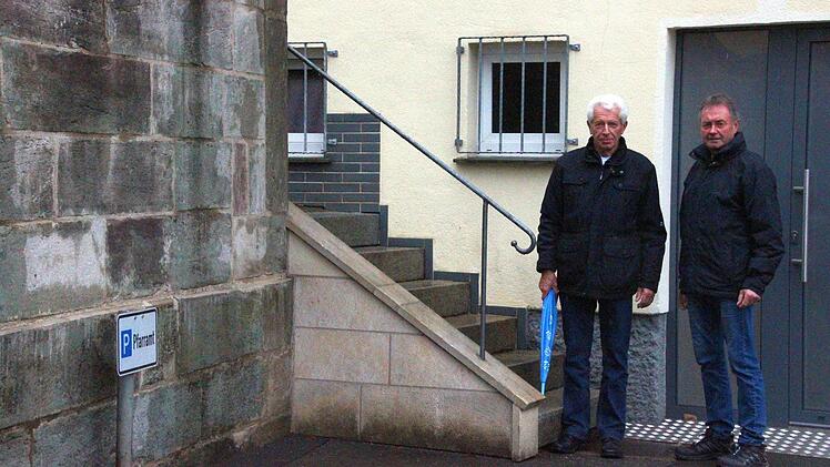 Roland Pompe (links) und Christian Zeuß an der hinteren Treppe neben dem Pfarrsaal Foto: Friedwald Schedel