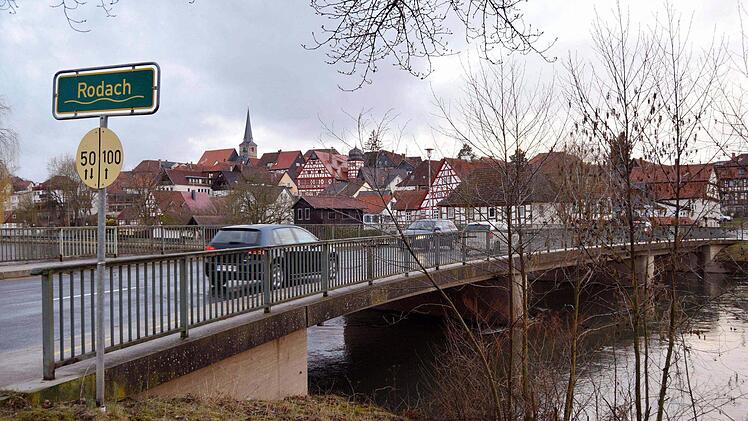 Die viel befahrene Rodachbrücke in Marktzeuln soll umfassend saniert werden.  Foto: Andreas Welz