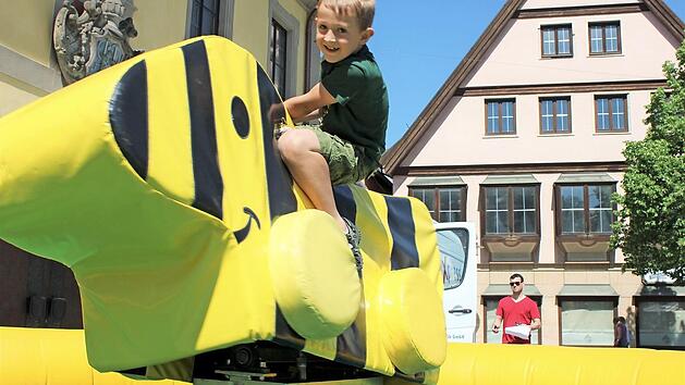 Nur nicht die Balance verlieren. Das denkt sich bestimmt Ole Erhardt, der sich wacker auf der elektrischen Tigerente hält.