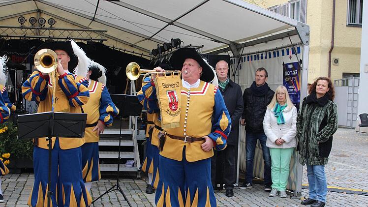 Mit einer Fanfare eröffnete der Spielmannszug der FFW Höchstadt.