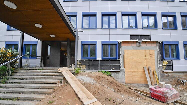 Der Eingangsbereich muss noch umgebaut werden. So soll  ein Aufzug für Barrierefreiheit sorgen (rechts).    Foto:  Ronald Rinklef
