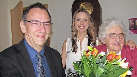 Dritter Bürgermeister Thomas Nowak gratuliert Käthe Beyer zum 95. Geburtstag. Darüber freut sich auch Enkelin Yasemin.  Foto: Martin Koch