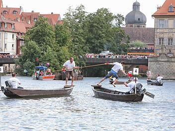 Auch bei der Sandkerwa 2019 finden die beliebten Wasserspiele in Bamberg statt: Beim traditionellen Fischerstechen auf der Regnitz wird es wieder spannend. Foto: RiegerPress