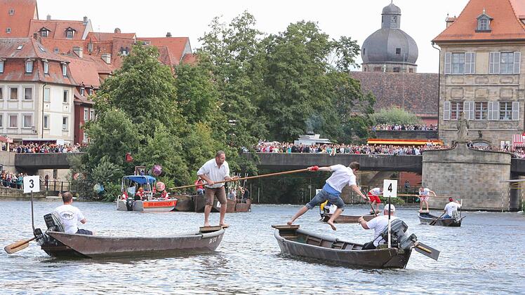 Auch bei der Sandkerwa 2019 finden die beliebten Wasserspiele in Bamberg statt: Beim traditionellen Fischerstechen auf der Regnitz wird es wieder spannend. Foto: RiegerPress