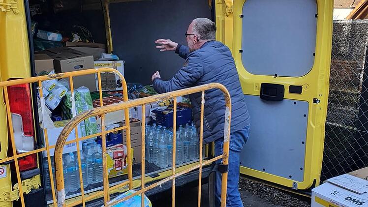 Zahlreiche Sachspenden wurden für den Hilfstransport Richtung ukrainischer Grenze verladen. Foto: Nicole Kuhn