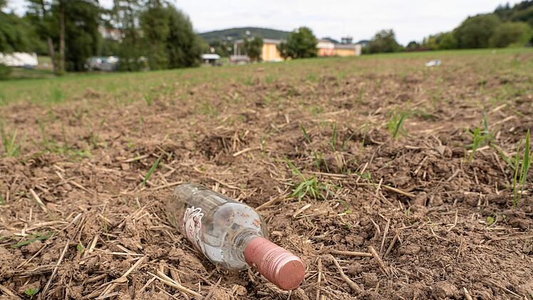 Bad Kissingen: Traktorfahrt in Menschen - wieso r&auml;umte Polizei Feld nicht?